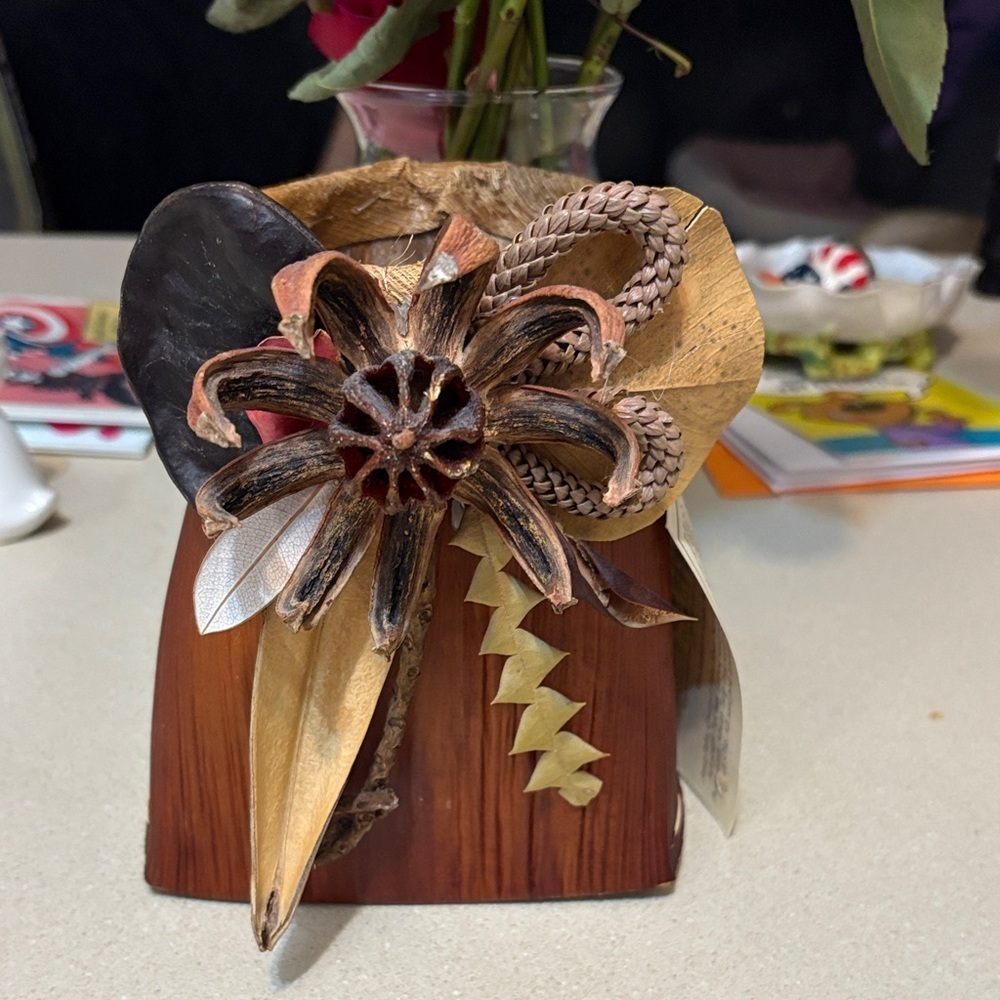 Hawaiian Palm Basket Handcrafted - Picture 10 of 11
